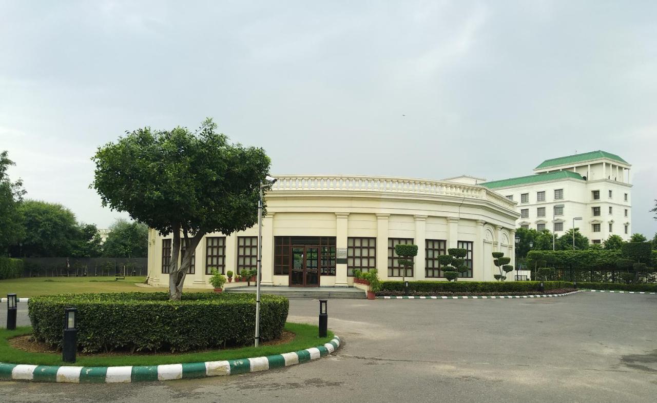 古尔冈 Dlf Club 3酒店 外观 照片